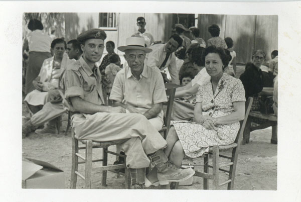 1959: Κατατάσσεται στο κέντρο Νεοσύλλεκτών Κορίνθου και ολοκληρώνει τη στρατιωτική του θητεία το 1961.