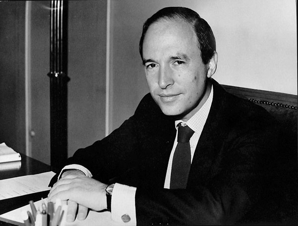 1963: Επιστρέφει στην Ελλάδα και ξεκινά να ασκεί δικηγορία.