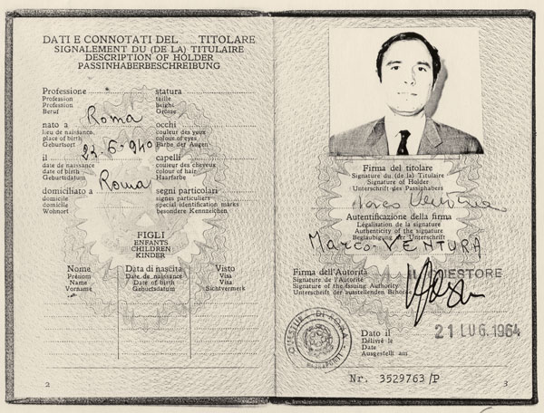 1969 Διαφεύγει παράνομα στο εξωτερικό με πλαστό διαβατήριο