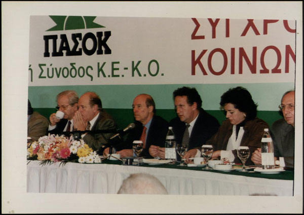 Μάρτιος 1999: 5ο Συνέδριο του ΠΑΣΟΚ. Ο Κώστας Σημίτης επανεκλέγεται Πρόεδρος του Κινήματος.