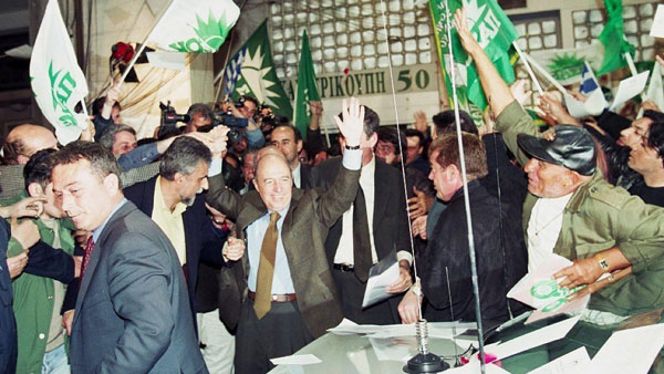 9 Απριλίου 2000: Εθνικές εκλογές. Ο Κώστας Σημίτης επανεκλέγεται Πρωθυπουργός, με αύξηση του ποσοστού του ΠΑΣΟΚ.
